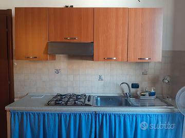 Cucina, pensili, cappa, scolapiatti e Lavandino