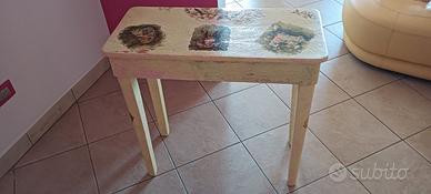 Tavolino antico restaurato decoupage