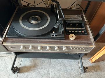 Giradischi, radio e lettore cassette integrato