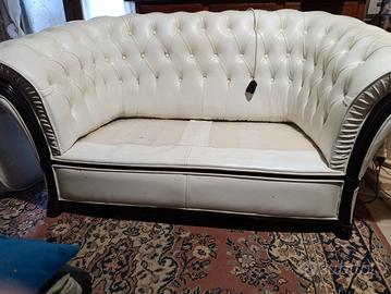 tavolino salotto con 2 divani pelle chesterfield