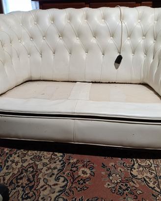 tavolino salotto con 2 divani pelle chesterfield