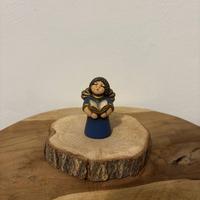Angelo con libro blu presepe classico Thun