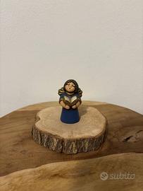 Angelo con libro blu presepe classico Thun