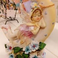 Fata fatina bambina dorme su mezza luna collezione