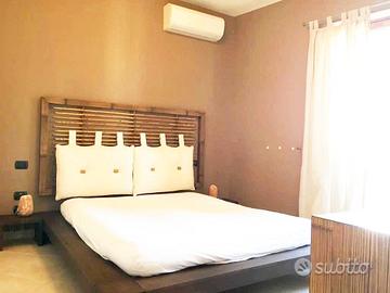 Letto in legno Cinius con testata e comodini