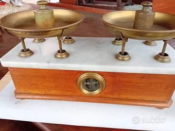 Bilancia d’epoca a due piatti, in legno e marmo