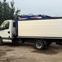 Iveco daily ribaltabile con gru