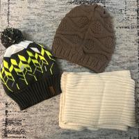 Cappelli di lana e sciarpa