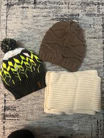 Cappelli di lana e sciarpa