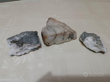 Quarzi con roccia madre