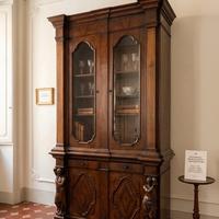 Firenze Credenza antica a doppio corpo, Cariatidi