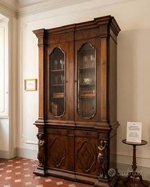 Firenze Credenza antica a doppio corpo, Cariatidi