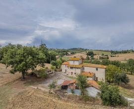 Casa colonica da ristrutturare con 3 ettari di ter