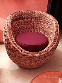 Poltrona in rattan con cuscino bordeaux 