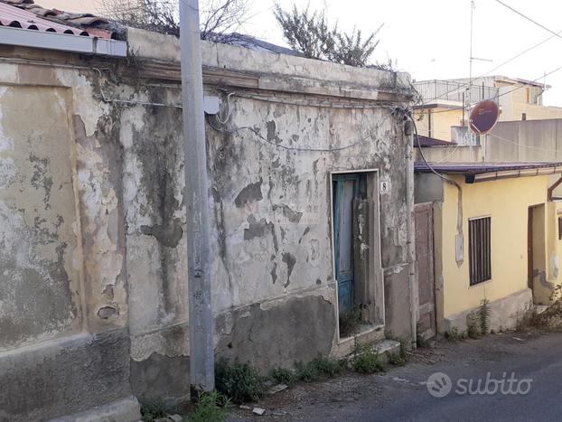 Rudere con terreno zona Reggio Campi