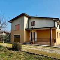 Casa singola immersa nel verde con 1.000 mq di gia