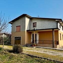 Casa singola immersa nel verde con 1.000 mq di gia