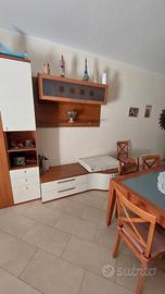 sala da pranzo con tavolo