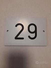 Numero civico 29.