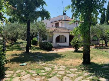 Villa di 300 m² con più di 5 locali e box auto a G