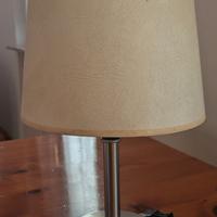 Lampada da tavolo classica con paralume.