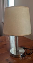 Lampada da tavolo classica con paralume.
