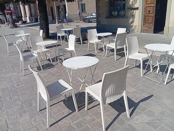 Tavoli e sedie in blocco