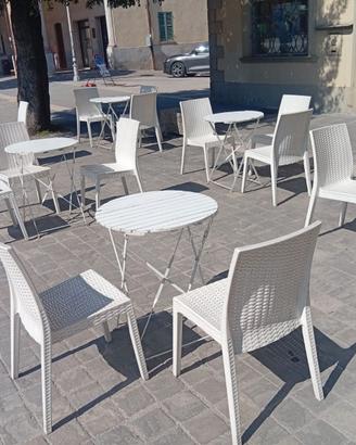 Tavoli e sedie in blocco