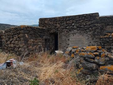 Dammuso con terreno adiacente Pantelleria