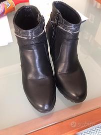 Stivaletti in pelle colore nero