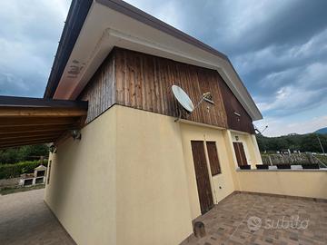 Lorica - villetta lungolago con giardino 200 mq