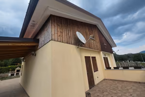 Lorica - villetta lungolago con giardino 200 mq