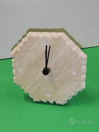 Orologio da tavolo in travertino lucidato 