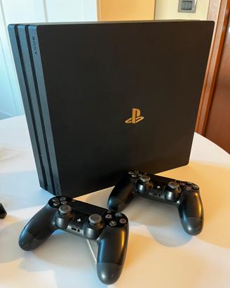 PS4 Pro con 4 giochi e supporti aggiuntivi