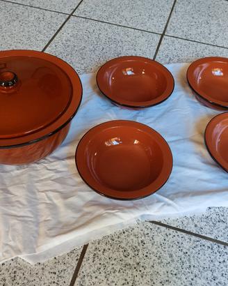 pentola e ciotole di terracotta