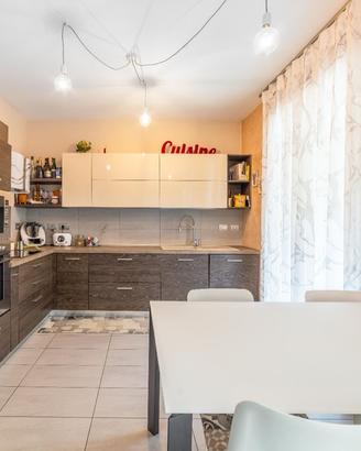 Cucina Completa elettrodomestici tavolo e sedie