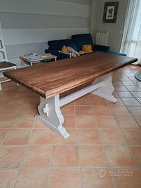 Tavolo in legno con 6 sedie 