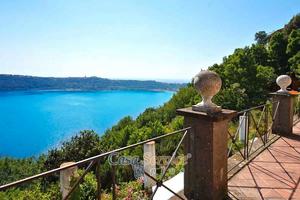 Splendida villa con vista sul lago