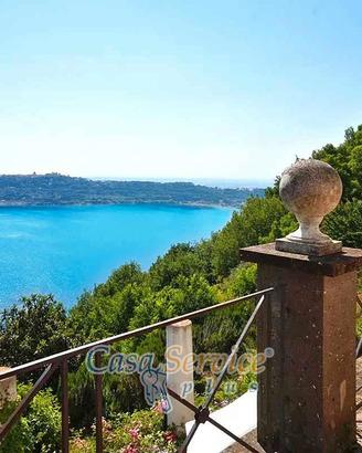 Splendida villa con vista sul lago