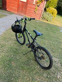 Bicicletta da bimbo con casco