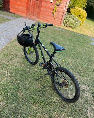 Bicicletta da bimbo con casco