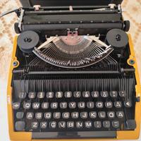 Macchina da scrivere portabile vintage anni 70