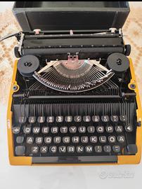 Macchina da scrivere portabile vintage anni 70