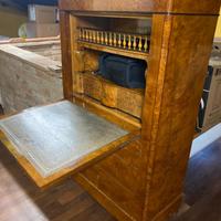 Mobile del 1800 in legno di noce con testa di marm