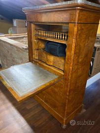 Mobile del 1800 in legno di noce con testa di marm