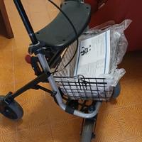 Carrozina pieghevole per anziani e disabili