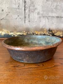 Vecchia pentola in rame