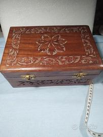 Scatola vintage in Legno Intagliato a Mano