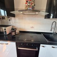 Cucina moderna con isola ed elettrodomestici