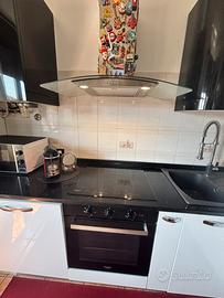 Cucina moderna con isola ed elettrodomestici